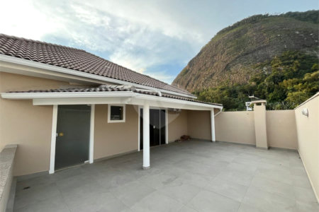 Casa à venda com 4 quartos, sendo 2 suítes, no condomínio Pedra Mar, Rio de Janeiro - RJ