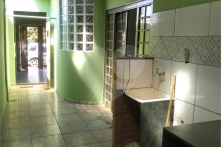 Casa térrea no Loteamento Habitacional São Carlos 1, sendo 3 Dormitórios e 1 suíte