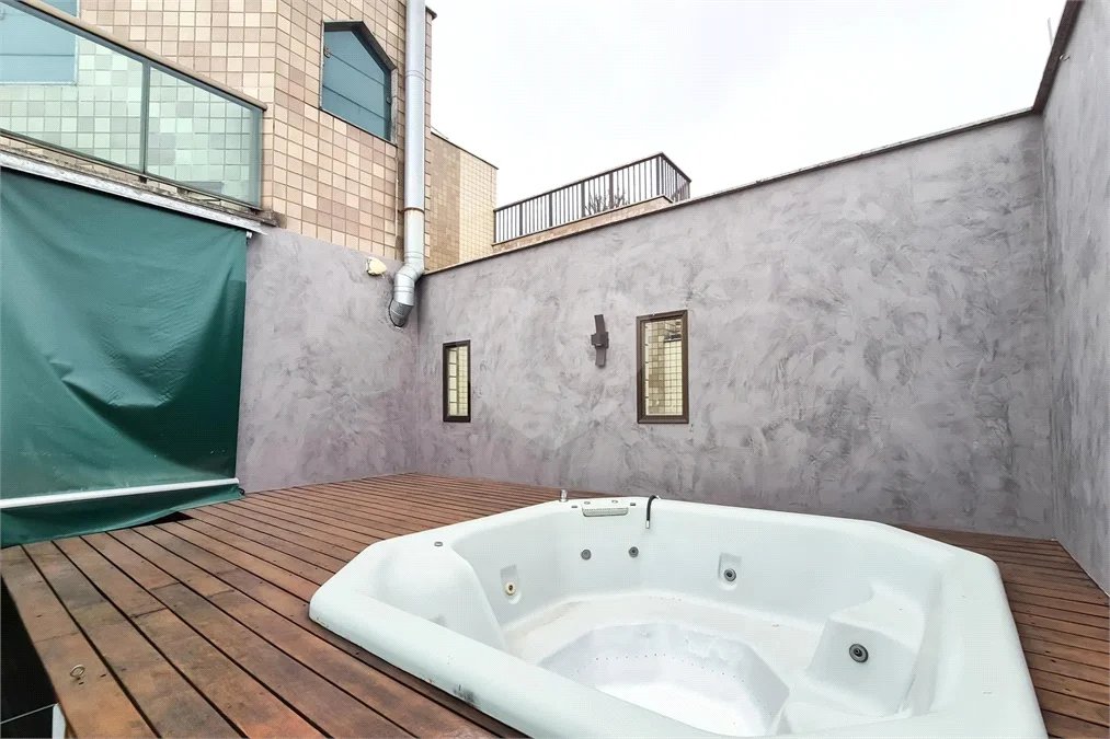 Cobertura sofisticada no Jardim do Mar, em São Bernardo do Campo, com 4 dormitórios, closet, hidromassagem, varanda, 5 vagas de garagem e lazer completo. Ideal para quem busca conforto e exclusividade.