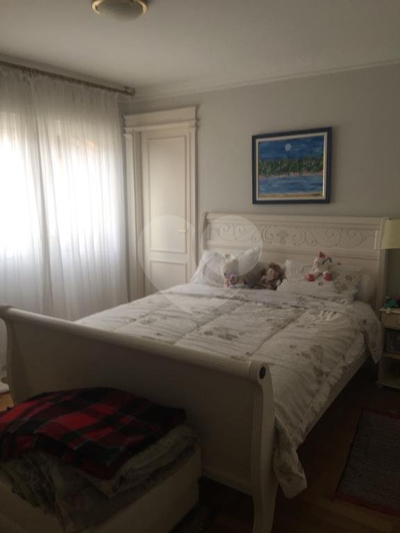 Casa à venda com 5 quartos, sendo 4 suítes, no condomínio Jardim Vitória Régia, São Paulo - SP