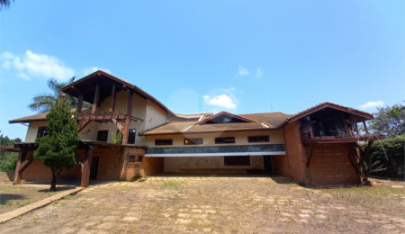 Casa à venda com 14 quartos, sendo 10 suítes,  no condomínio Rua do Observatorio 2270, Vinhedo - SP