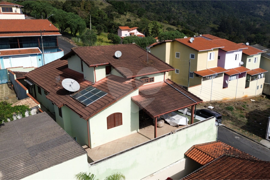 Casa à venda com 3 quartos, sendo 1 suíte, no Centro, Extrema, MG