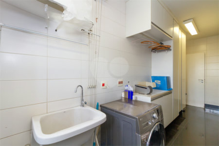 Apartamento de Alto Padrão no Campo Belo para venda com porteira fechada, com 4 dormitórios suítes e 4 vagas com lazer de club.