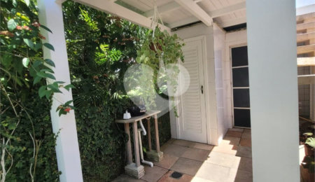 Casa à venda com 4 quartos, sendo 2 suítes, no Centro, Santa Cruz Cabrália, BA