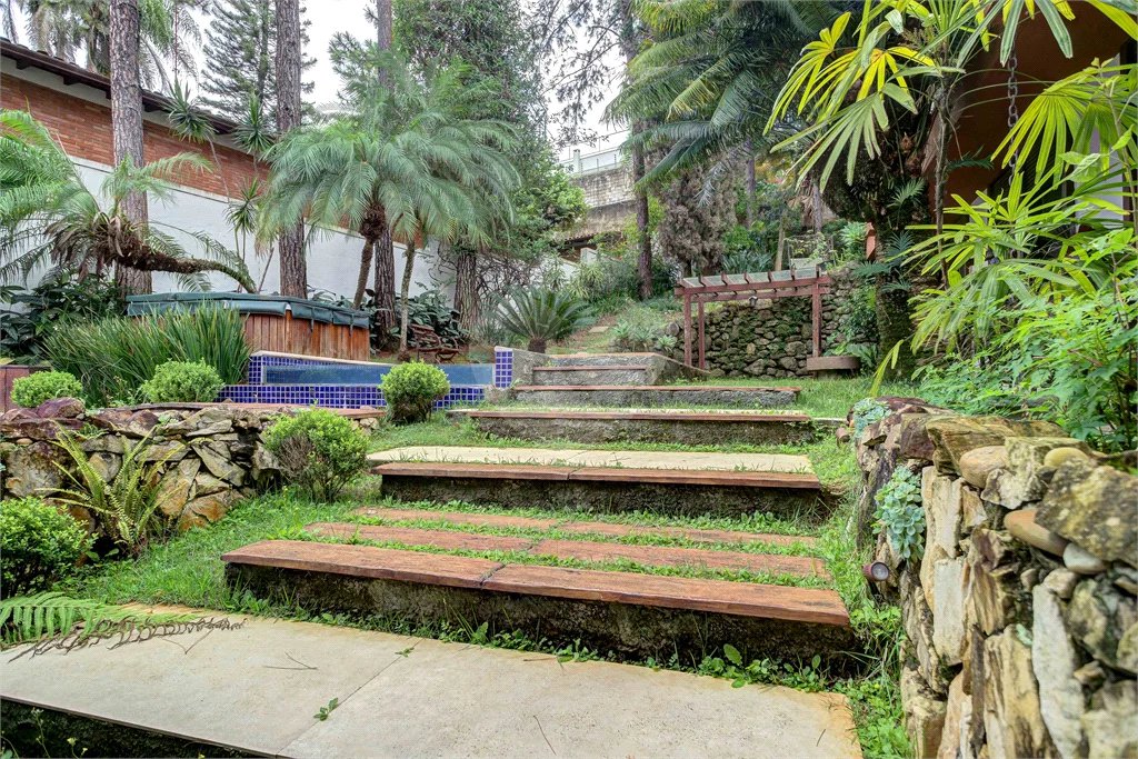 Sobrado à venda ou para alugar com 4 quartos, sendo 1 suíte, em Chácara Monte Alegre, São Paulo, SP