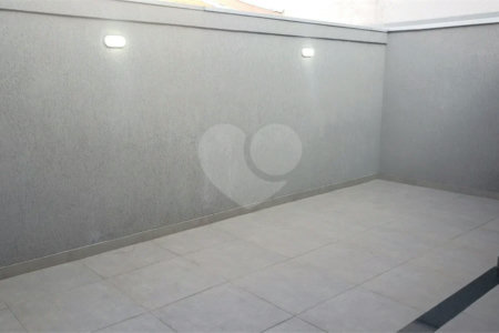 Sobrado novo com 3 suítes, 4 vagas, espaço gourmet com churrasqueira, jardim de inverno e acabamento premium. Conforto, modernidade e sofisticação.