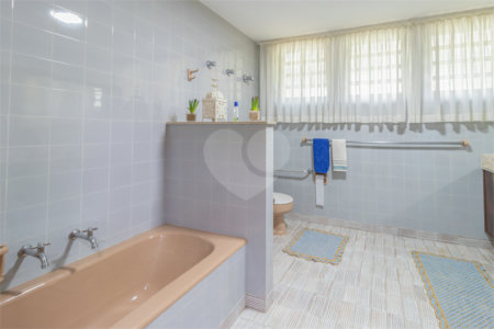 Casa Térrea à venda com 4 quartos, sendo 2 suítes, em Alto de Pinheiros, São Paulo, SP