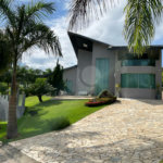 Casa à venda com 4 quartos, sendo 3 suítes, no condomínio Vila Hípica I, Vinhedo - SP