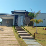 Casa à venda com 3 quartos, sendo 1 suíte, no condomínio Village da Serra, Araçoiaba da Serra - SP