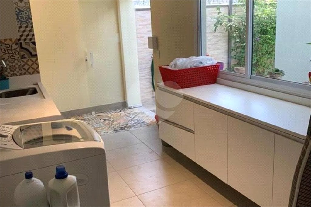 Sobrado à venda ou para alugar com 6 quartos, sendo 2 suítes, em Bosque da Saúde, São Paulo, SP