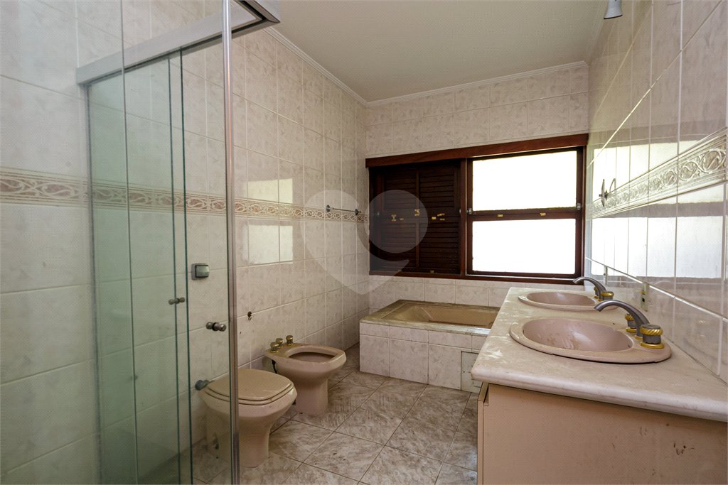 Casa à venda com 5 quartos, sendo 3 suítes, no condomínio Chácara Flora, São Paulo - SP