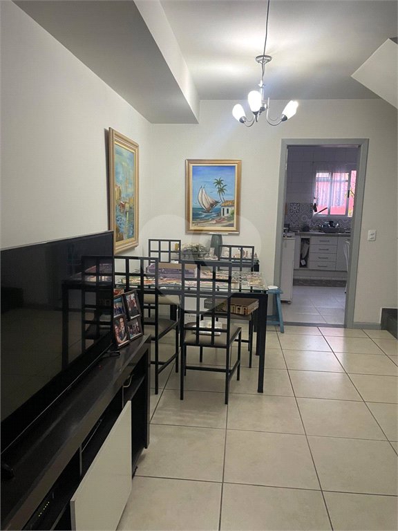 Casa à venda com 3 quartos, sendo 1 suíte, no condomínio Serranos, São Paulo - SP