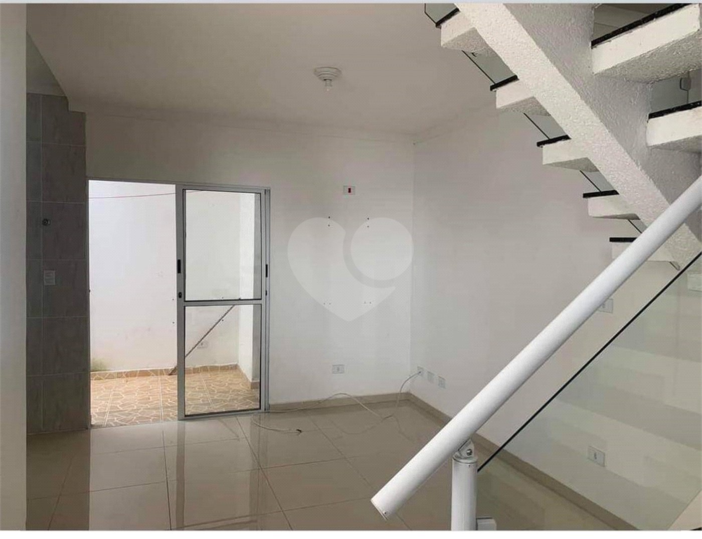 Casa à venda com 2 quartos, sendo 1 suíte, no condomínio Sem Nome, Suzano - SP
