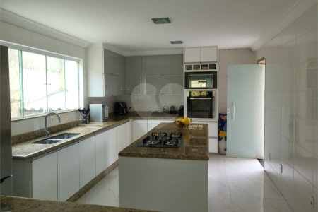 Casa à venda com 4 quartos, sendo 3 suítes, no condomínio Residencial Nelson Pinto, Rio de Janeiro - RJ
