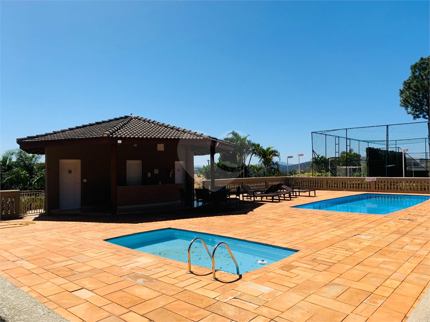 Casa à venda com 4 suítes no condomínio Osato, Atibaia - SP