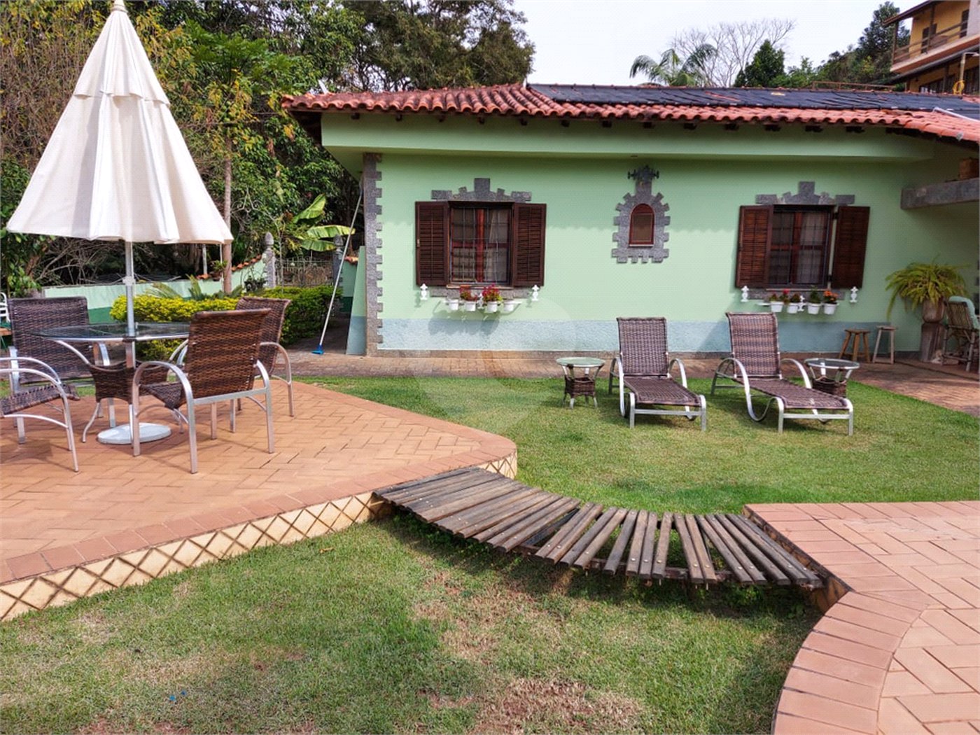 Casa à venda ou para alugar com 5 quartos, sendo 2 suítes, no condomínio Restinga Verde, São Roque - SP