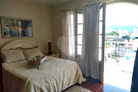 Casa à venda com 5 quartos, sendo 3 suítes,  em Vila Oliveira, Mogi das Cruzes, SP
