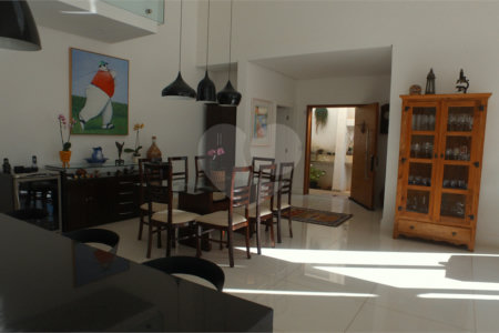 Casa à venda com 4 suítes no condomínio Figueira Gardn, Atibaia - SP