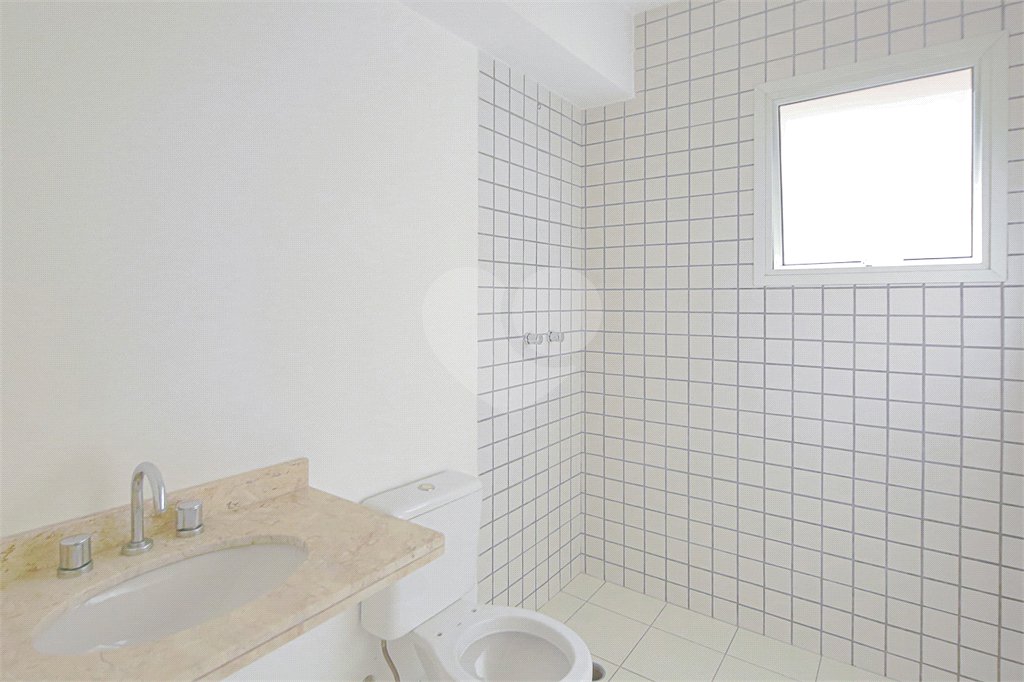 Casa à venda com 4 quartos, sendo 2 suítes, no condomínio Bristol Village, São Paulo - SP