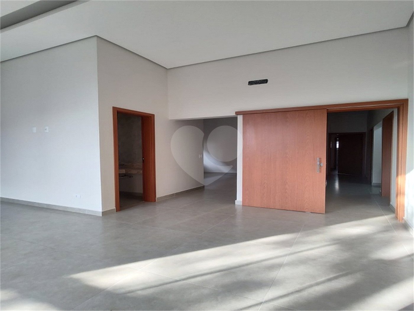Casa à venda com 3 quartos, sendo 1 suíte,  no condomínio Atibaia Park 1, Atibaia - SP