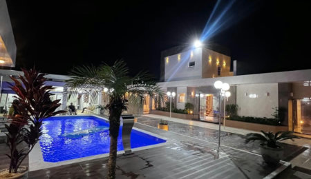 Casa à venda com 8 quartos, sendo 2 suítes,  em Flórida, Praia Grande, SP