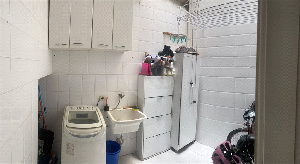 Casa à venda com 3 quartos, sendo 2 suítes, no condomínio Ibarra, São Paulo - SP