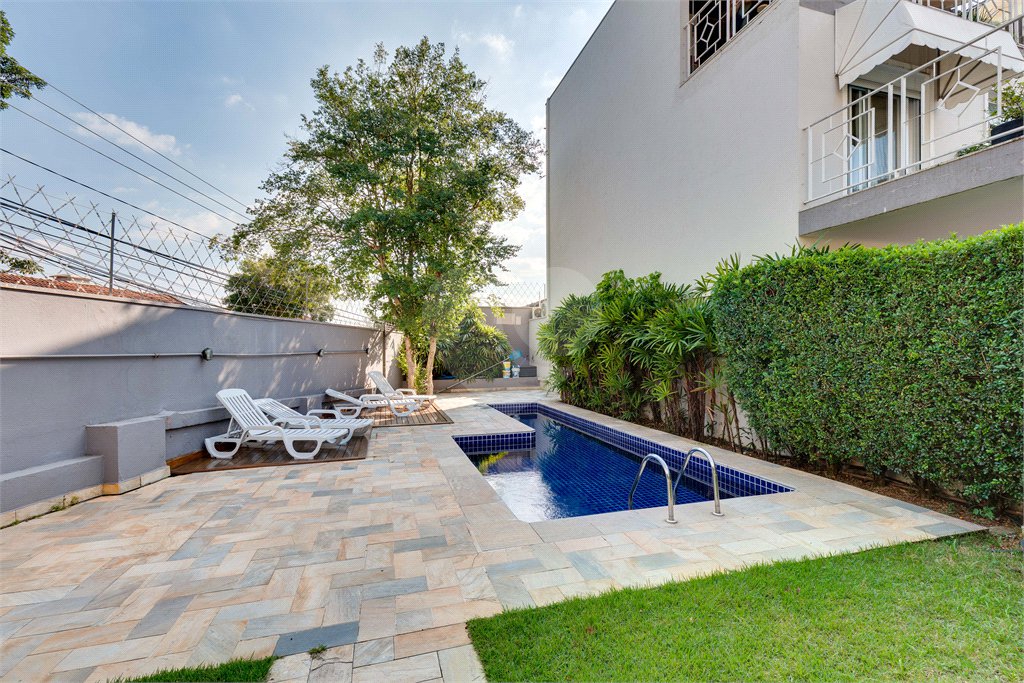 Casa à venda com 4 quartos, sendo 3 suítes, no condomínio Vila Hípica, São Paulo - SP