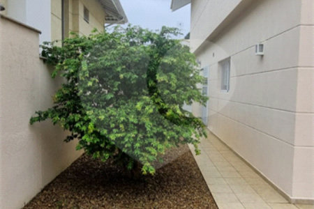 Casa à venda com 4 quartos, sendo 2 suítes, no condomínio Casas de Windsor, São Paulo - SP