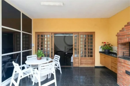 Casa com 3 dormitórios sendo 3 suítes com 03 vagas de garagem.