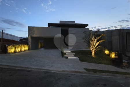 Maravilhosa Casa térrea em condomínio fechado no Portal Lamis, com 3 suítes, piscina privativa e persianas elétricas em excelente condomínio com salão de festas, piscina, quadras de tênis, beach tênis e campo de futebol. Vista cinematográfica da Pedra Grande.