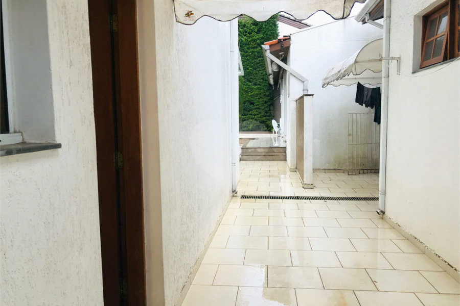 SOBRADO A VENDA NO TREMEMBÉ - 3 DORMS. (1 SUÍTE) E 5 VAGAS