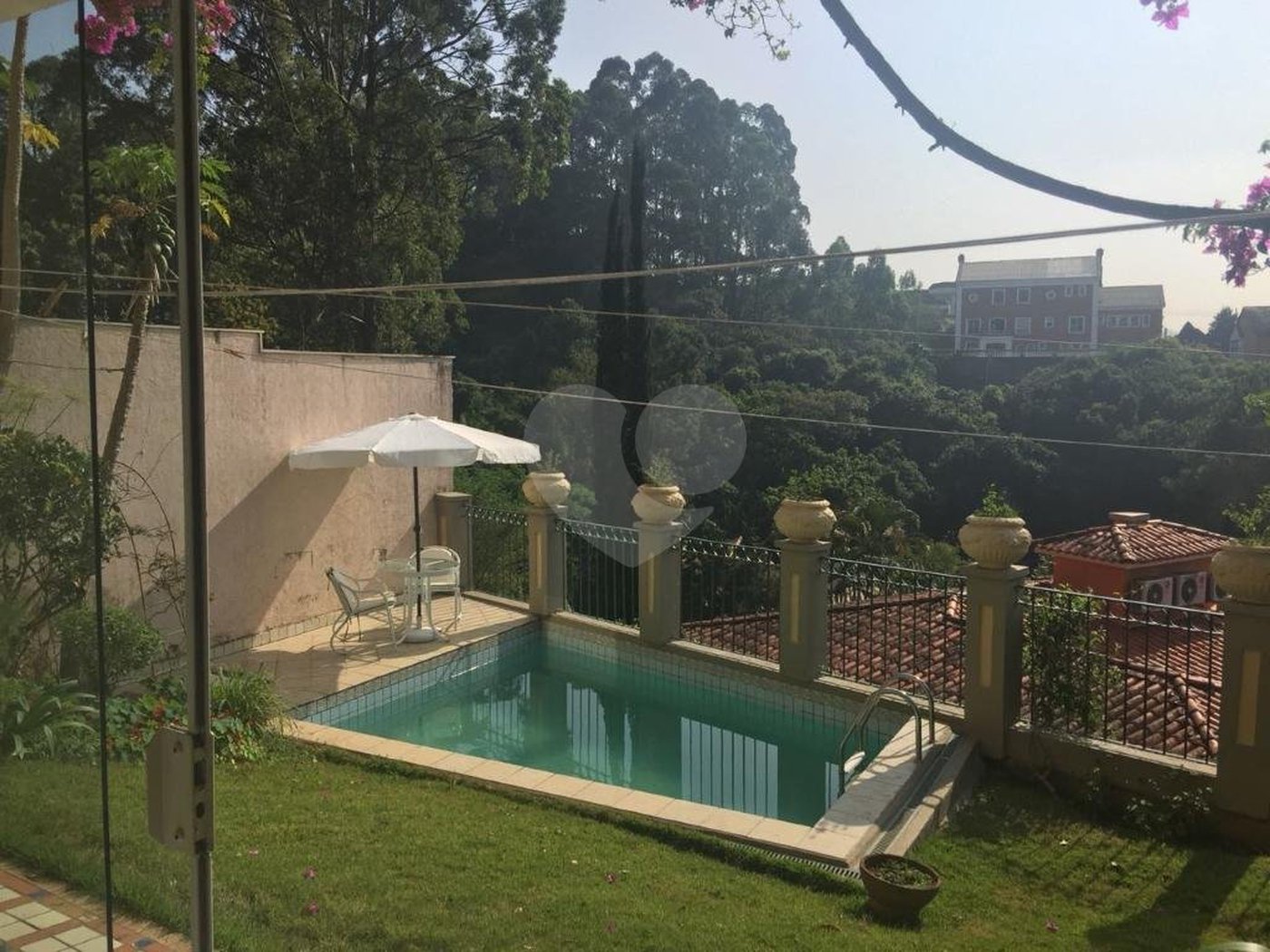 Casa à venda com 5 quartos, sendo 4 suítes, no condomínio Jardim Vitória Régia, São Paulo - SP