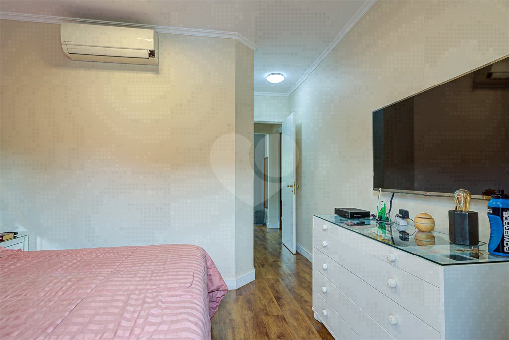Casa à venda com 4 quartos, sendo 2 suítes, no condomínio Vila dos Ipês, São Paulo - SP