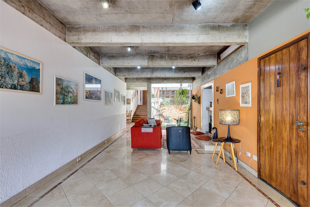Sobrado à venda com 4 quartos, sendo 1 suíte, em Alto da Boa Vista, São Paulo, SP