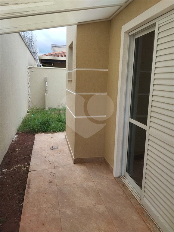 Casa à venda com 3 quartos, sendo 1 suíte,  no condomínio Vila Aracoara, Araraquara - SP