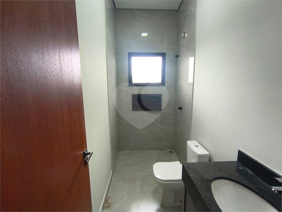 Casa à venda com 3 quartos, sendo 1 suíte,  no condomínio Tivolli, Itapetininga - SP