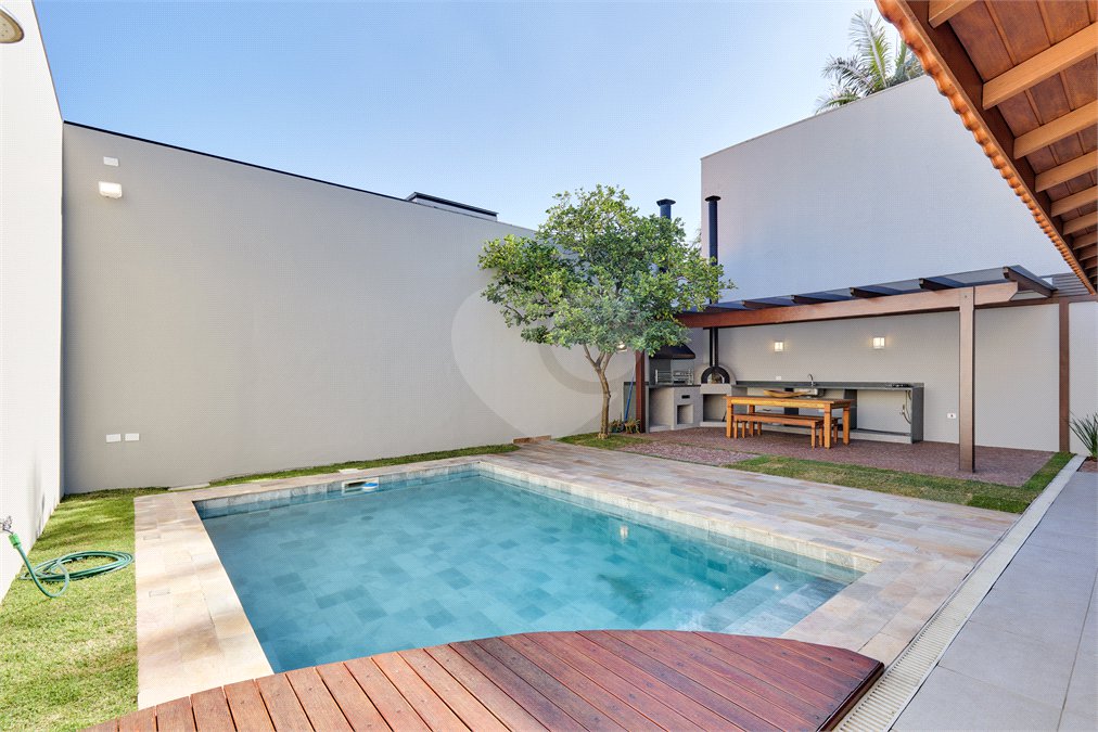 Casa à venda com 4 quartos, sendo 3 suítes, em Granja Julieta, São Paulo, SP