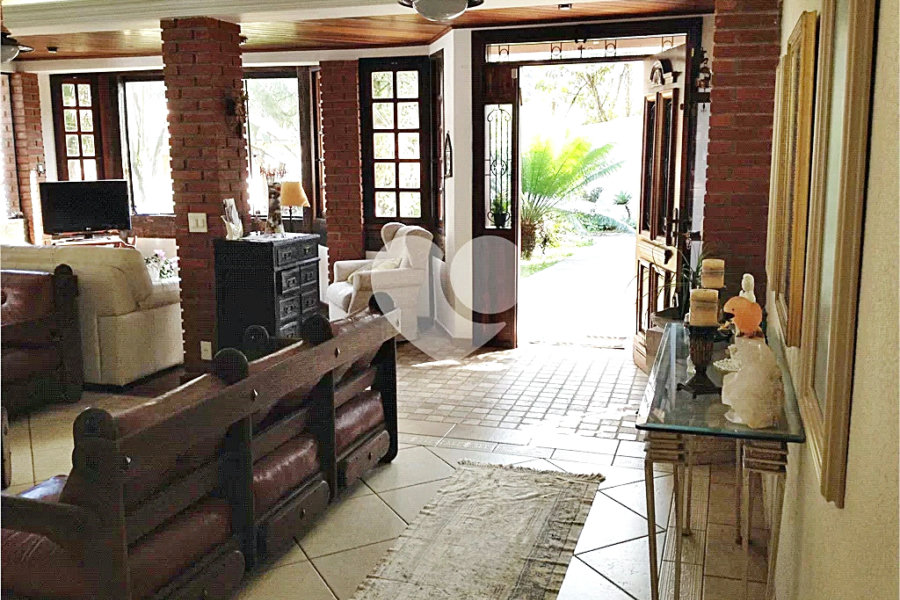 Casa à venda com 4 quartos, sendo 1 suíte, no condomínio Associação Reserva das Hortênsias, Mairiporã - SP