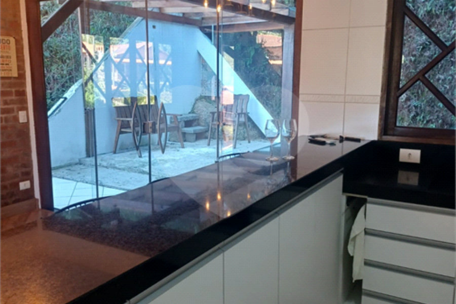 Casa à venda ou para alugar com 3 quartos, sendo 1 suíte, no condomínio Parque Suiça, Caieiras - SP