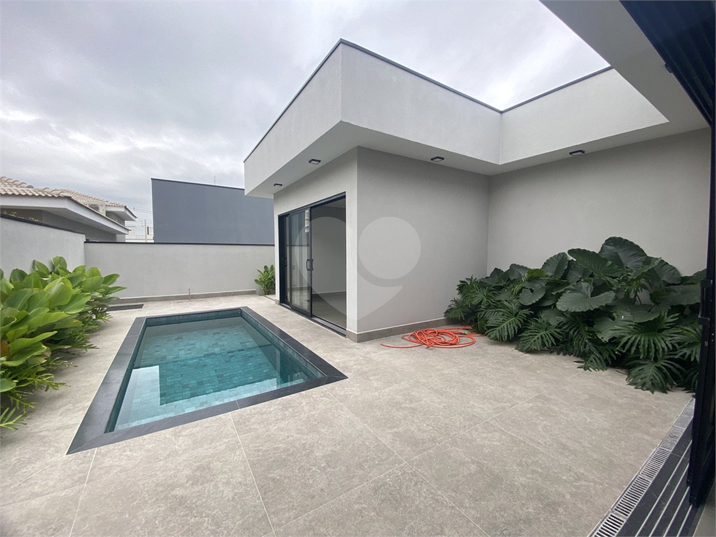 Casa à venda com 3 suítes no condomínio Portal dos Bandeirantes, Salto - SP