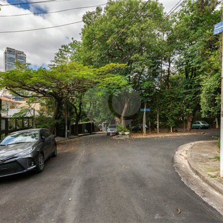 Sobrado à venda com 4 quartos, sendo 2 suítes,  em Vila Madalena, São Paulo, SP
