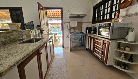 Casa em condomínio à venda com 4 quartos, sendo 1 suíte,  em Caravelas, Armação dos Búzios, RJ