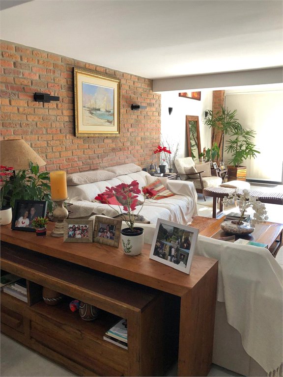 Casa à venda com 9 quartos, sendo 8 suítes, no condomínio Village Elisabete, Rio de Janeiro - RJ