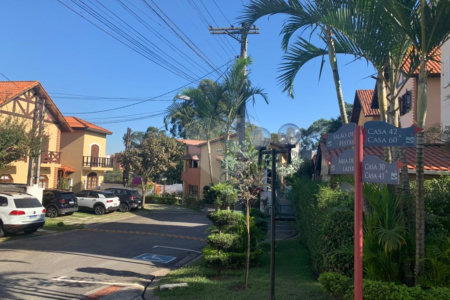 Casa à venda com 3 quartos, sendo 1 suíte, no condomínio Greenland, São Paulo - SP
