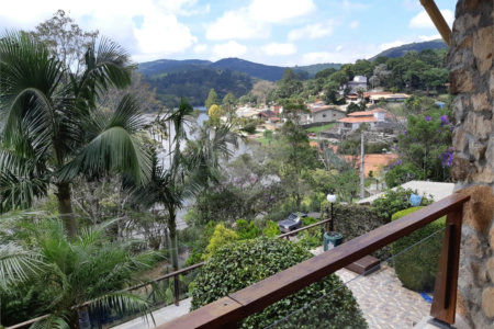 Casa à venda com 4 quartos, sendo 1 suíte, no condomínio Clube da Montanha, Atibaia - SP