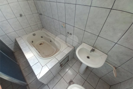 Sobrado à venda com excelente distribuição de espaços