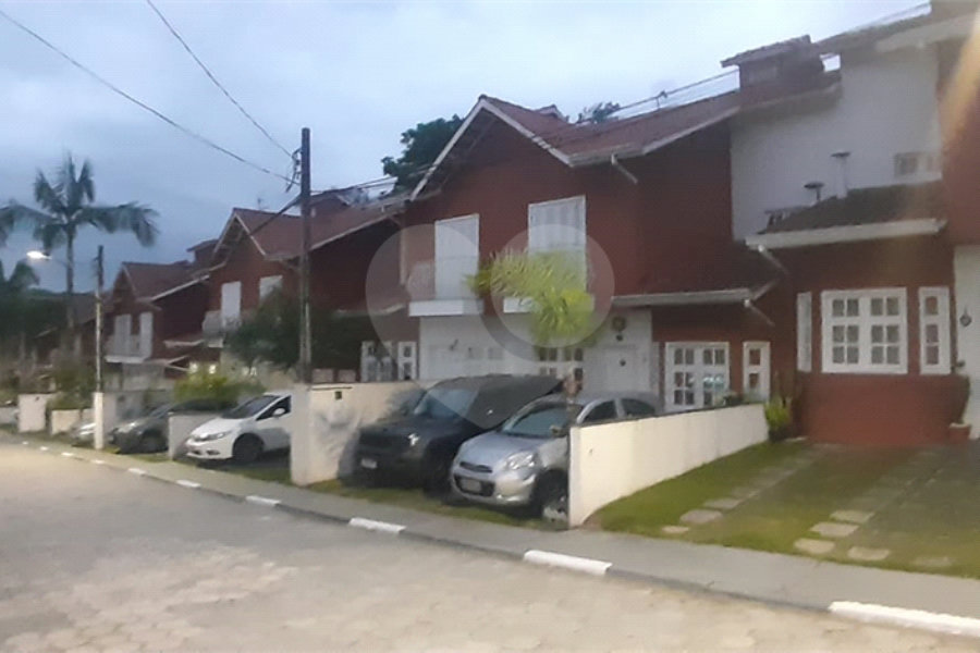 Casa à venda com 3 quartos, sendo 1 suíte, no condomínio Village Palmas, São Paulo - SP