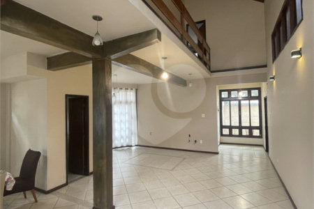 Casa à venda com 5 quartos, sendo 3 suítes, no condomínio Recanto das Palmeiras, Rio de Janeiro - RJ