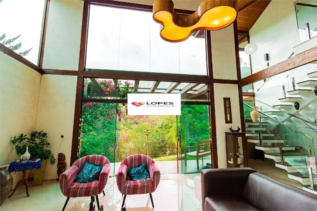 Casa à venda com 5 quartos, sendo 1 suíte, no condomínio Canada Village, Mairiporã - SP