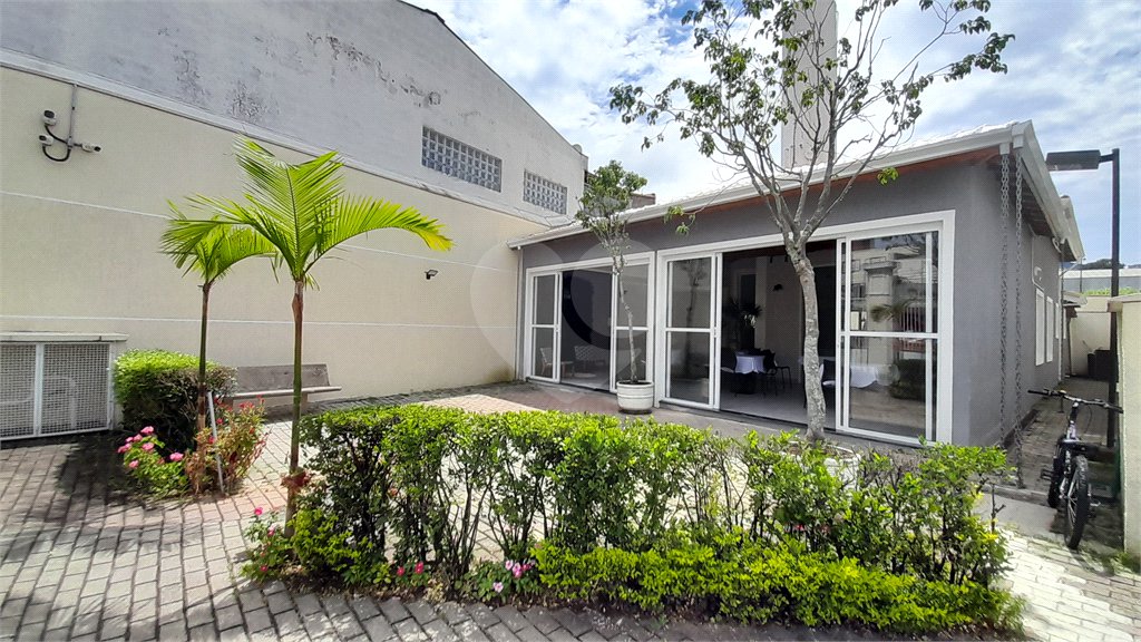 Casa à venda com 3 quartos, sendo 1 suíte, no condomínio Residencial Jardins, São Bernardo do Campo - SP